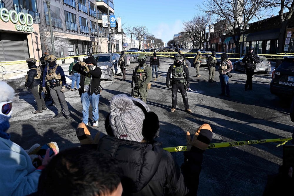 Agentes federales bloquean el lugar de un tiroteo mientras una multitud se congregaba el 24 de enero de 2026 en Minneapolis, Minnesota. Foto: AFP