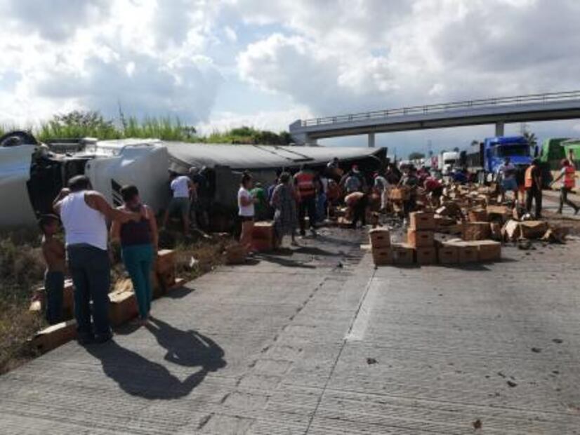 Saquean tráiler de cervezas accidentado en Veracruz