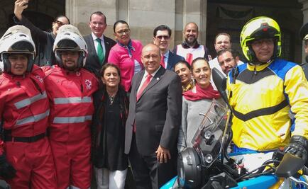 Sheinbaum presenta a 40 paramédicos en moto para agilizar atención prehospitalaria