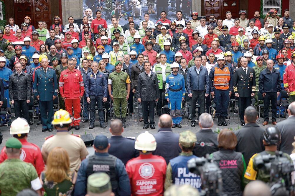 Ante más de 500 rescatistas de diferentes grupos e instituciones, Enrique Peña Nieto (al centro) afirmó que México ha aprendido y es una nación mucho más fuerte de lo que era antes de los sismos que impactaron al país en septiembre.(LUCÍA GODINEZ. EL UNI)