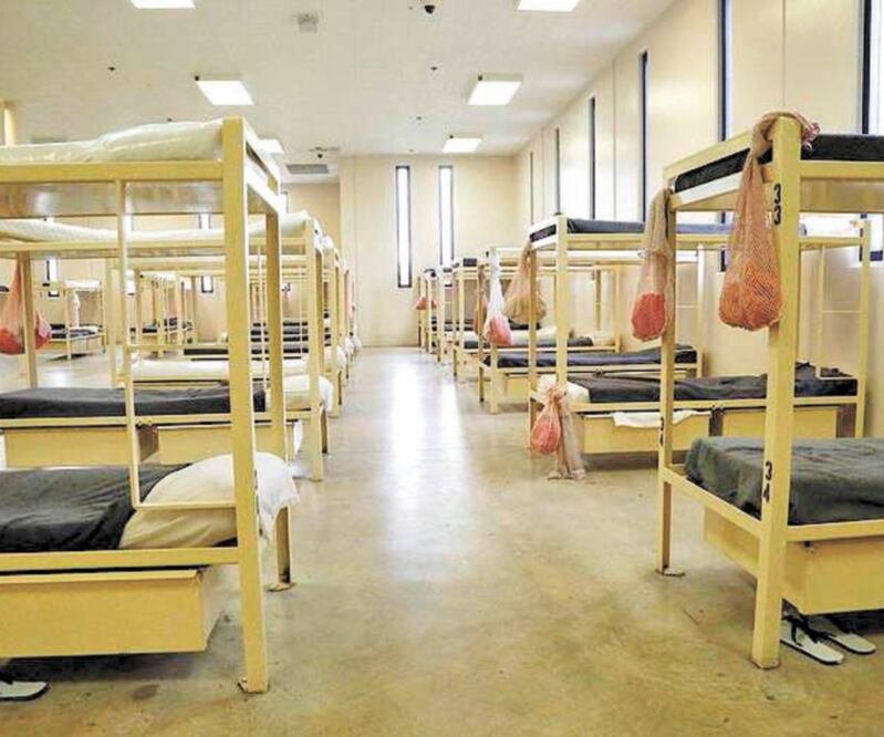 Literas en un centro de detención de migrantes en Krome, Florida. Se han registrado al menos 61 casos de personas con Covid-19 en estos lugares. Foto: CORTESÍA JOSÉ A. IGLESIAS