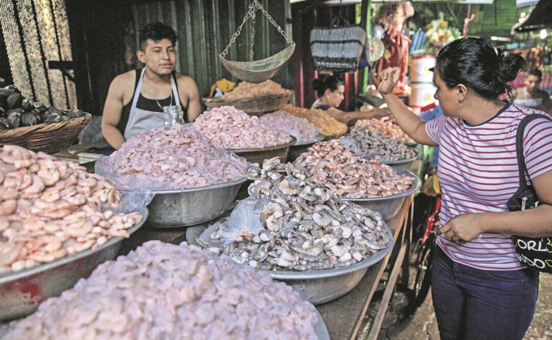 Una mujer compra mariscos en un mercado de Managua durante la “huelga ciudadana” de 24 horas, convocada por la opositora Unidad Nacional Azul y Blanco, que tuvo lugar ayer. Foto: JORGE TORRES. EFE
