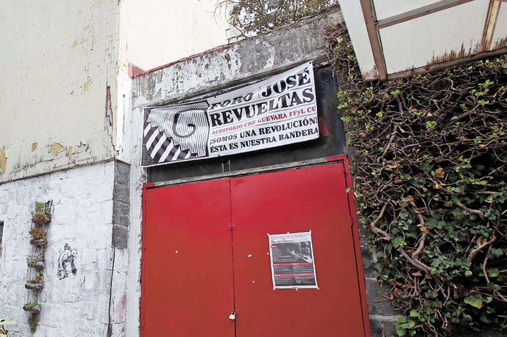 Tomado. El auditorio de la Facultad de Filosofía lleva 16 años tomado por diversos grupos que se autodenominan anarquistas (ARCHIVO EL UNIVERSAL)