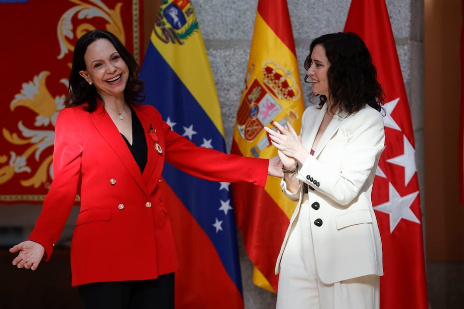 La presidenta de la Comunidad de Madrid, Isabel Díaz Ayuso (d) durante el acto de entrega de la Medalla de Oro a la Premio Nobel de la Paz María Corina Machado (i), y la Medalla Internacional al presidente electo de Venezuela, Edmundo González, en la Casa de Correos, en Madrid. Foto: EFE