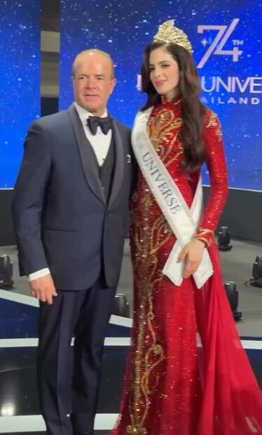 Raúl Rocha Cantú y Fátima Bosch, ganadora de Miss Universo 2025.