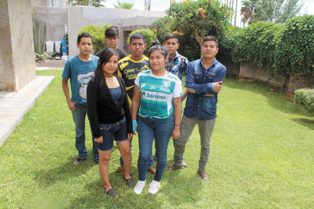 Los siete jóvenes planean trabajar un tiempo en Torreón para ejercer sus respectivas carreras y después regresar para ayudar a sus comunidades. Fotos: Francisco Rodríguez. EL UNIVERSAL
