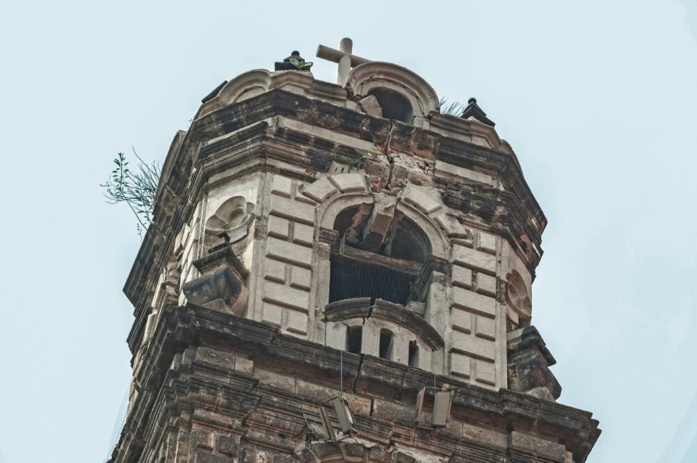 La Parroquia de Santa Veracruz, ubicada en Avenida Hidalgo, presenta grietas y desprendimientos en sus campanarios. (YADÍN XOLALPA. EL UNIVERSAL)