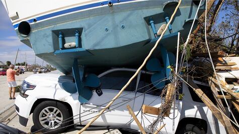 La gente busca sus barcos en las calles tras paso del huracán Ian