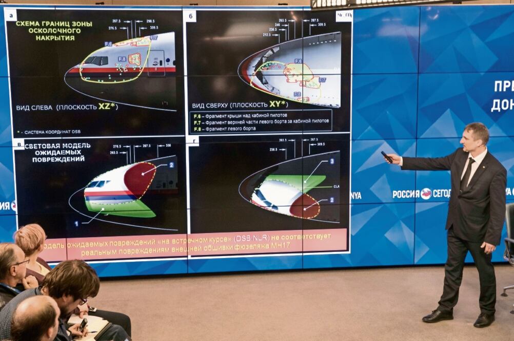 Mikhail Malyshevsky, asesor del director del consorcio Almaz-Antei, durante una conferencia ayer en Moscú en la que descalificó el análisis internacional respecto al derribo, en 2014, del avión MH17 de Malaysia Airlines (PAVEL GOLOVKIN. AP)