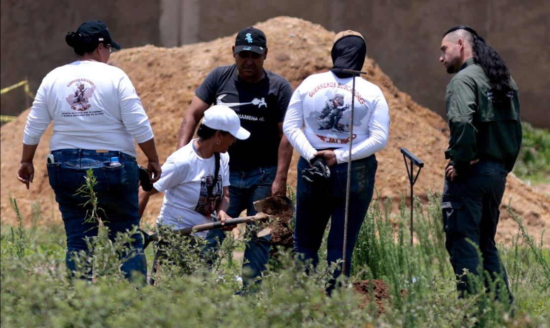 Elementos del Instituto Jalisciense de Ciencias Forenses y colectivos de buscadores trabajan en la zona de Las Agujas, en Zapopan, Jalisco, el 8 de julio de 2025. Foto: AFP