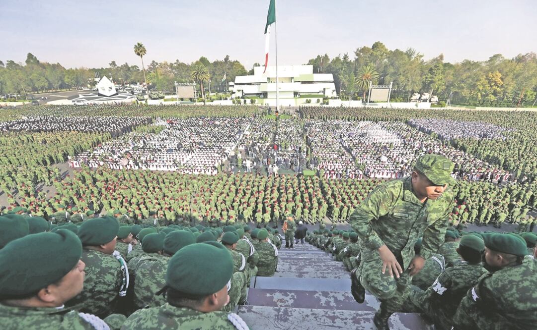 En el Campo Militar se llenó de 32 mil efectivos de las Fuerzas Armadas; de acuerdo con la Sedena, en el encuentro participaron 102 generales y almirantes, 775 jefes y capitanes, 4 mil 89 oficiales y 25 mil 134 individuos de tropa. Foto: LUIS CORTÉS.