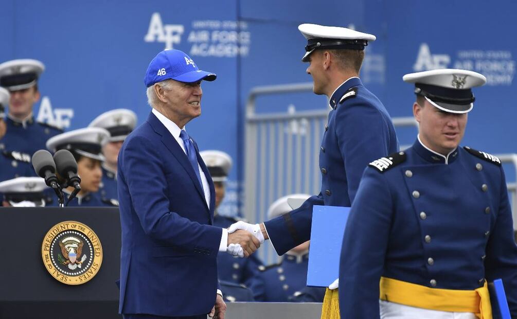 Un cadete le da la mano al presidente Joe Biden después de recibir su diploma durante la ceremonia de graduación de la Academia de la Fuerza Aérea de los Estados Unidos. Foto: AP