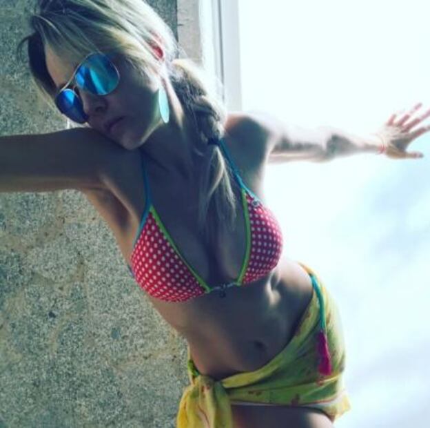 Fey presume abdomen en bikini