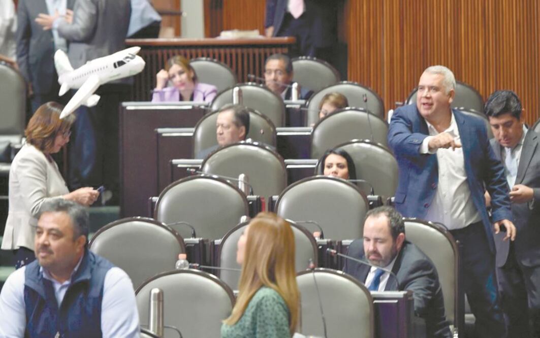 Los diputados del PAN Miguel Alonso Riggs y Jorge Arturo Espadas se burlaron de los morenistas y de la rifa jugando con un avioncito inflable. ESPECIAL