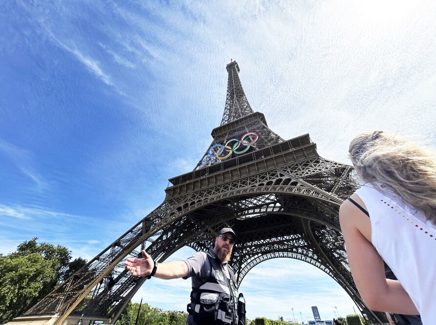 En el anuncio se observa un avión de la aerolínea dirigiéndose hacia la Torre Eiffel de París, destino final del vuelo inaugural, sobre un fondo con la bandera de Francia y el mensaje 'Paris, we're coming today' (Paris, llegamos hoy). Foto: AP / Aijaz Rahi