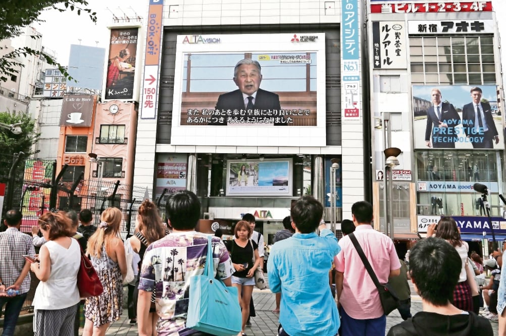 El emperador Akihito dirigió ayer un mensaje a la nación, en el que no llegó a decir abiertamente que quería dejar su cargo (KOJI SASAHARA. AP)