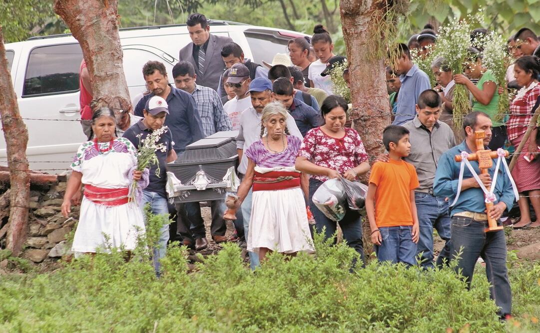 Amigos y familiares asistieron al cortejo fúnebre de Verónica, cuyos restos fueron sepultados en el panteón de Cerro Azul, en la comunidad de Nanacatepec. Foto: OMAR CONTRERAS. EL UNIVERSAL