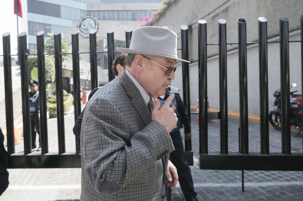 Le levantaron falsos, dicen. Javier Coello Trejo, abogado de Emilio Lozoya, aseguró que son puras mentiras las acusaciones hacia su defendido (ALEJANDRO ACOSTA. EL UNIVERSAL)