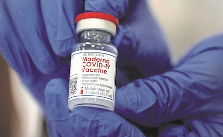 Las vacunas actuales podrían ser ineficaces contra variante ómicron, advierte jefe de Moderna