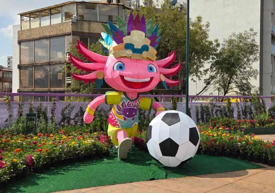 Sobre el Jardín Flotante se instaló una figura de “Ajologol”, la mascota del Gobierno de la CDMX para el Mundial. Foto: Gabriel Pano / EL UNIVERSAL