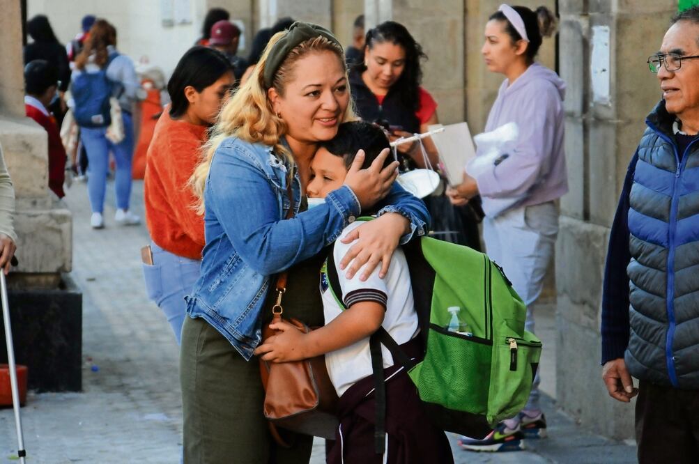 Miles de niños regresaron a sus clases tras el periodo vacacional de Semana Santa, y los padres de familia los acompañaron hasta la puerta de sus escuelas.