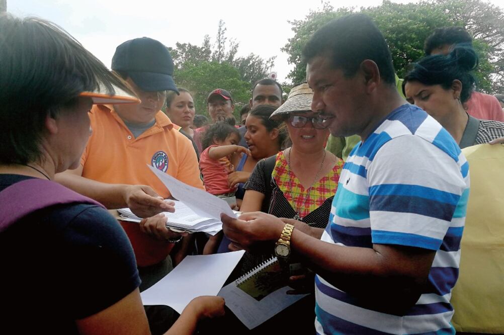 Autoridades mexicanas entregaron ayer 230 permisos a migrantes centroamericanos, que les permiten el tránsito durante 20 días en el país (ROSELIA CHACA. EL UNIVERSAL)