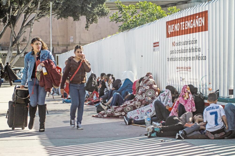 En la garita peatonal El Chaparral, decenas de paisanos duermen a la intemperie, a la espera de ser atendidos para pedir refugio en el país del norte (JOEBETH TERRIQUEZ. EL UNIVERSAL)