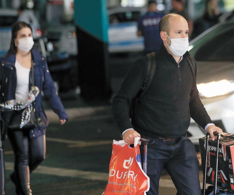 Pasajeros llegan al aeropuerto de Sao Paulo. Las autoridades buscan a los que estuvieron en contacto con el primer enfermo por el Covid-19. ANDRE PENNER. AP