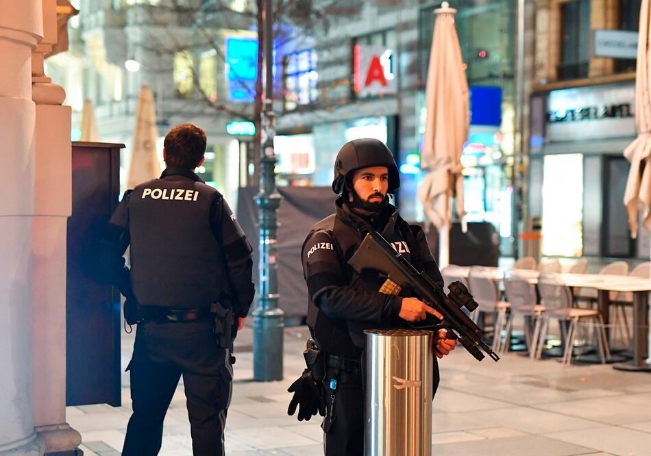 Al menos dos atacantes dispararon ayer en contra de personas que disfrutaban la noche en terrazas y bares en el centro de Viena, en lo que el gobierno llamó atentados terroristas. Foto: Joe Klamar. AFP