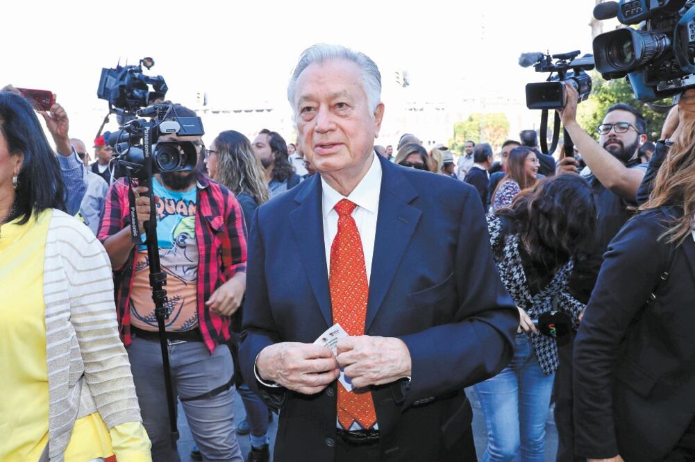 Manuel Bartlett Díaz, director general de la CFE, asegura que es falso el reportaje en el que se le atribuyen más de 25 propiedades de lujo. Foto: ARCHIVO EL UNIVERSAL