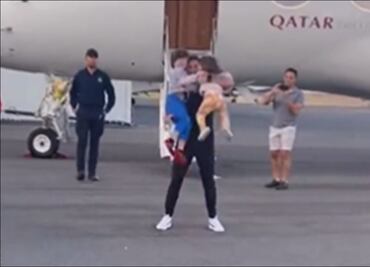 Checo Pérez tuvo un emotivo recibimiento de sus hijos tras el GP de Japón