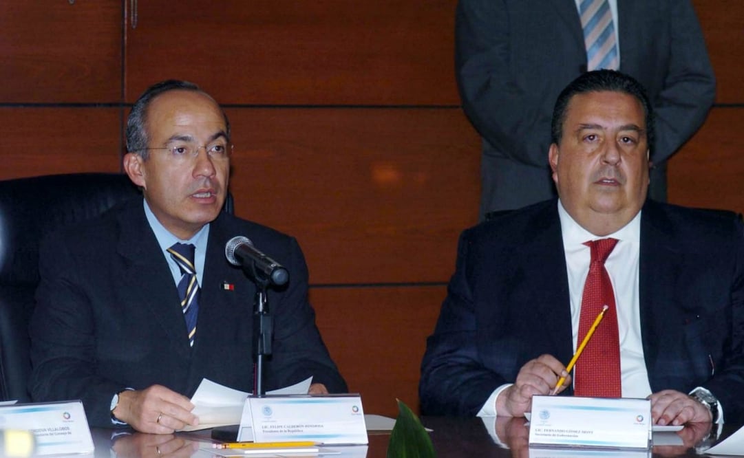 El presidente Felipe Calderón se reunió con el Consejo de Salubridad General, que tuvo lugar en las instalaciones de la secretaria de Salud. A su lado el titular de gobernación, Fernando Gómez Mont. Foto: Archivo / EL UNIVERSAL