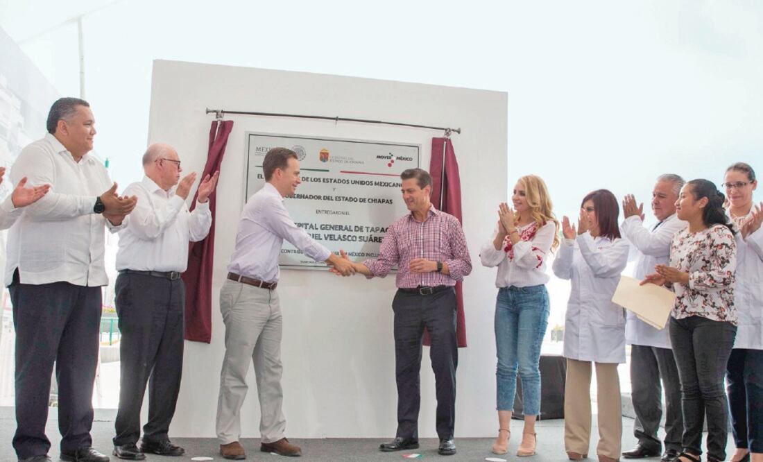 El presidente Enrique Peña Nieto en la develación de la placa del Hospital General Manuel Velasco Suárez, acompañado de su esposa Angélica Rivera, y del gobernador del estado, Manuel Velasco, entre otros. (PRESIDENCIA)