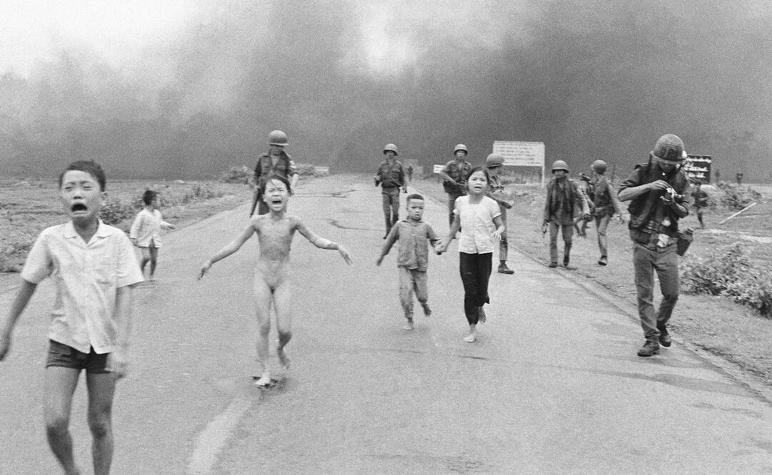 "La niña del napalm" retrata  a Kim Phuc, huyendo desesperadamente de las bombas de napalm en Vietnam en 1972. Foto: AP.