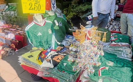 Hay venta de playeras piratas de futbol en la Zona Rosa