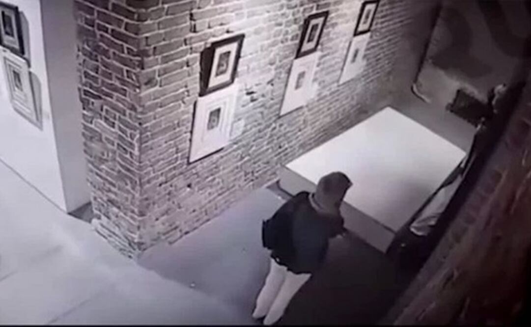 El estruendo asustó a las jóvenes, quienes abandonaron rapidamente el lugar. Foto: Captura de pantalla