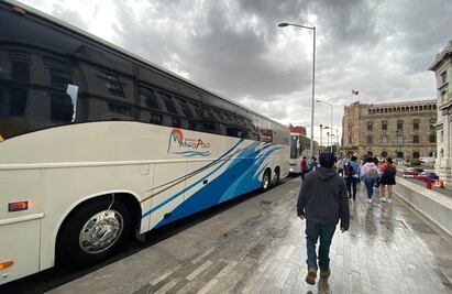 “No somos acarreados”, autobuses de Querétaro y Tabasco llegan al Zócalo para apoyar a AMLO en Grito