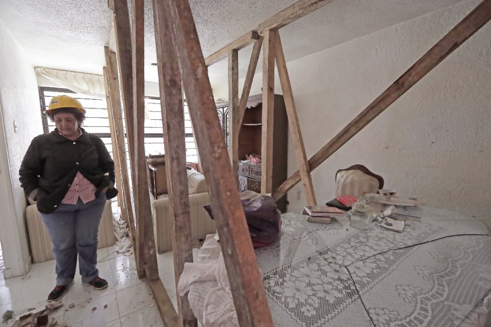 Vecinos del multifamiliar de Tlalpan acordaron con autoridades delegacionales un plan para revisar edificios dañados en el 19-S. (ALEJANDRO ACOSTA. EL UNIVERSAL)