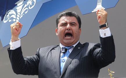 Naasón Joaquín García registró su imagen para vender desde papel hasta máquinas de escribir