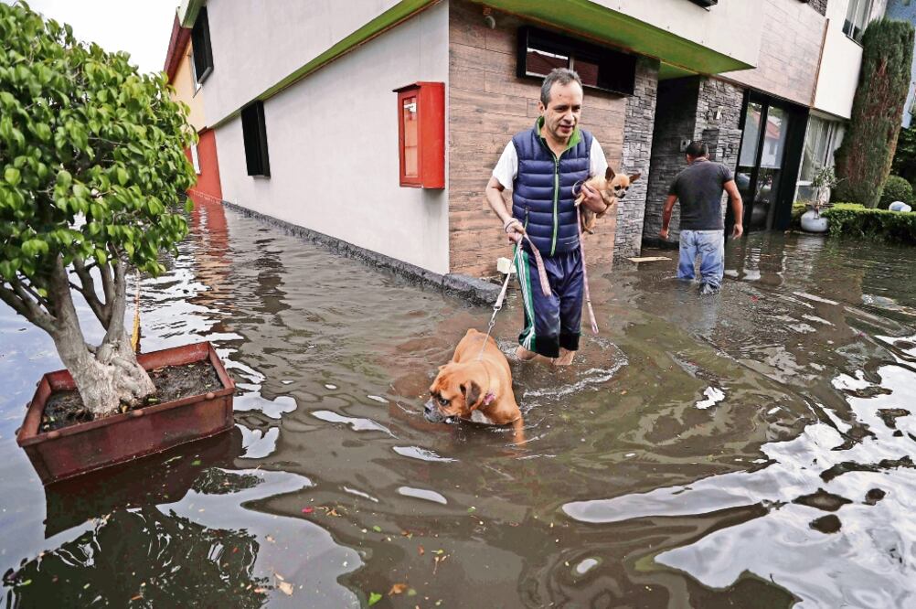 Habitantes de las delegaciones Tlalpan, Xochimilco y Coyoacán se anegaron por la fuerte lluvia que cayó el lunes pasado (ARCHIVO EL UNIVERSAL)