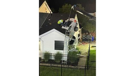 En video: accidente vehicular termina con un auto en el techo de una casa