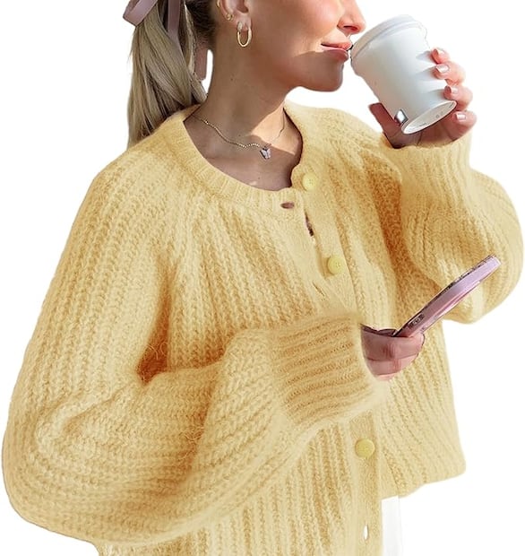 Suéter acrílico que tolera el vado en máquina sin perder forma. Foto: Especial