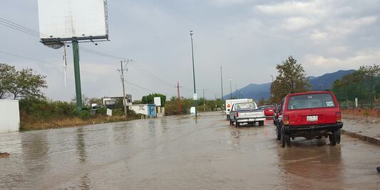 Encharcamientos y caos vial tras lluvia en Cd. Victoria