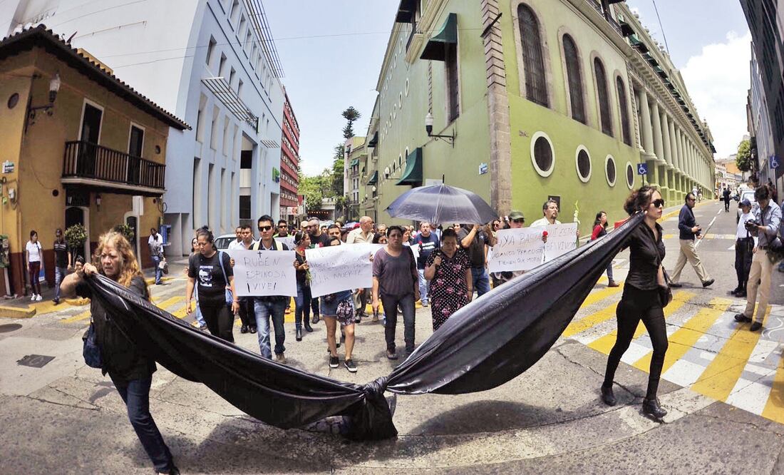 Durante una movilización en las calles de Xalapa, Veracruz, decenas de personas condenaron el asesinato del fotoperiodista Rubén Manuel Espinosa. El reportero dejó la entidad luego de recibir amenazas (KARLO REYES. EL UNIVERSAL)
