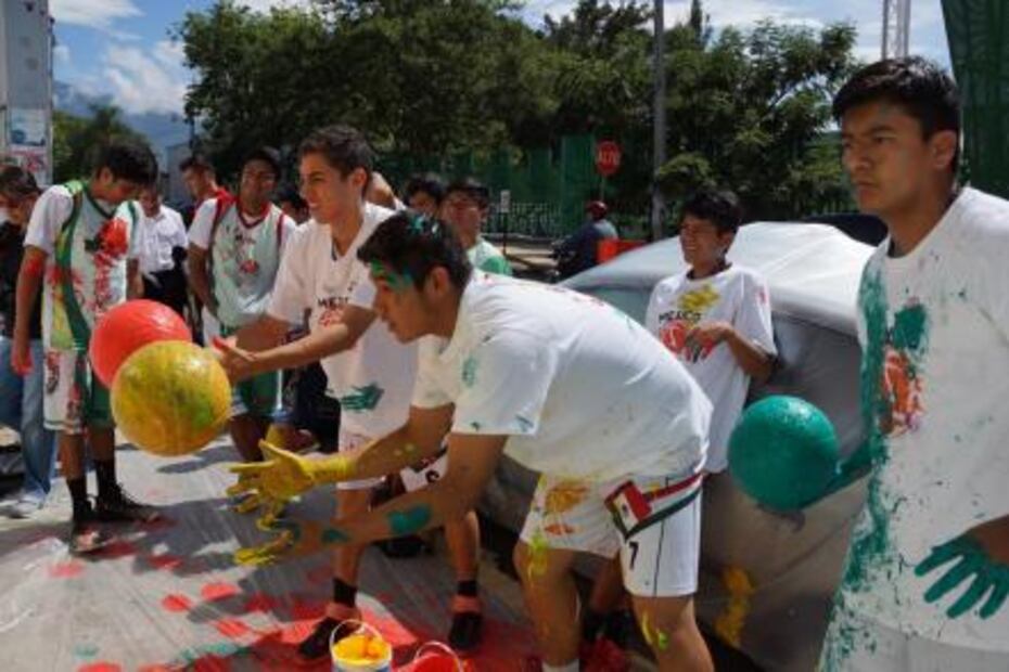 Crean mural “a balonazos” para celebrar triunfo de niños triquis