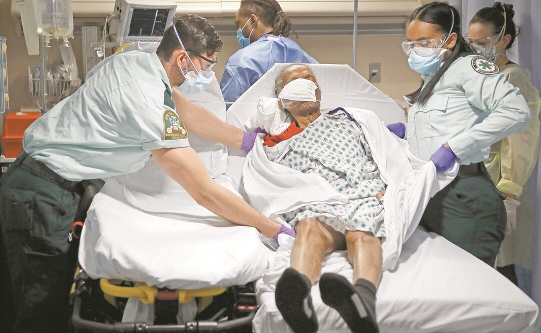 Empleados sanitarios trasladan a una persona de la tercera edad de un asilo al hospital Saint Joseph’s, en Yonkers, Nueva York. Foto: JOHN MINCHILLO. AP
