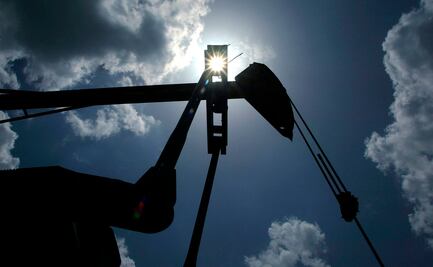 Petróleo de EU se hunde 38.5% a 11.23 dólares, el precio más bajo en 21 años 