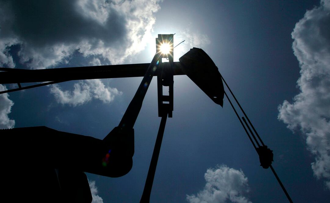 Petróleo de EU se hunde 38.5% a 11.23 dólares, el precio más bajo en 21 años