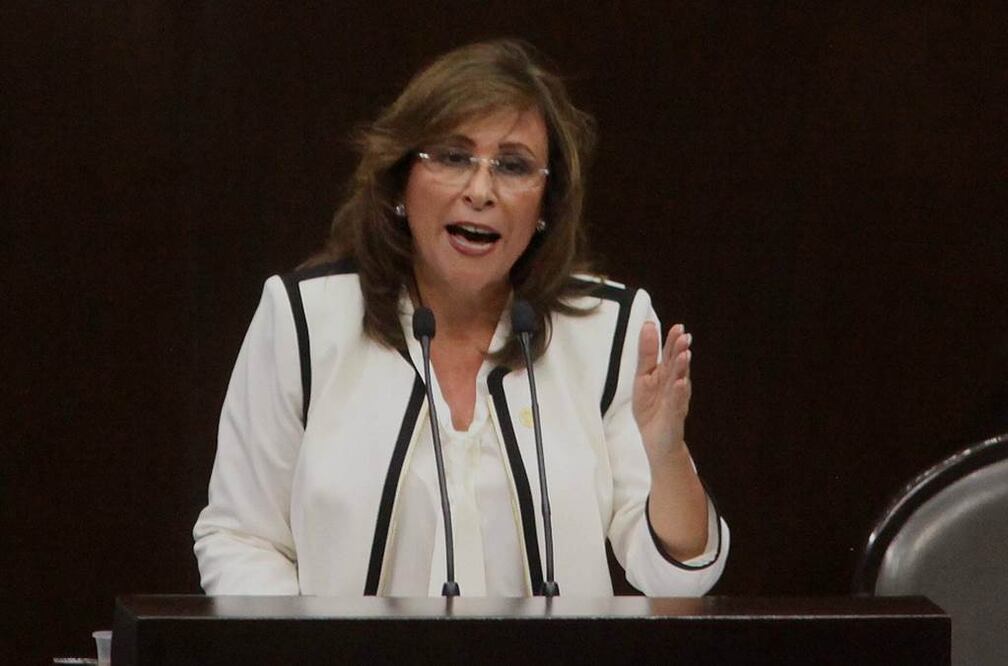 La coordinadora de Morena, Norma Rocío Nahle, entregó la primera iniciativa al presidente de la Mesa Directiva de la Cámara Baja, Jesús Zambrano Grijalva (LUCIA GODINEZ. EL UNIVERSAL)