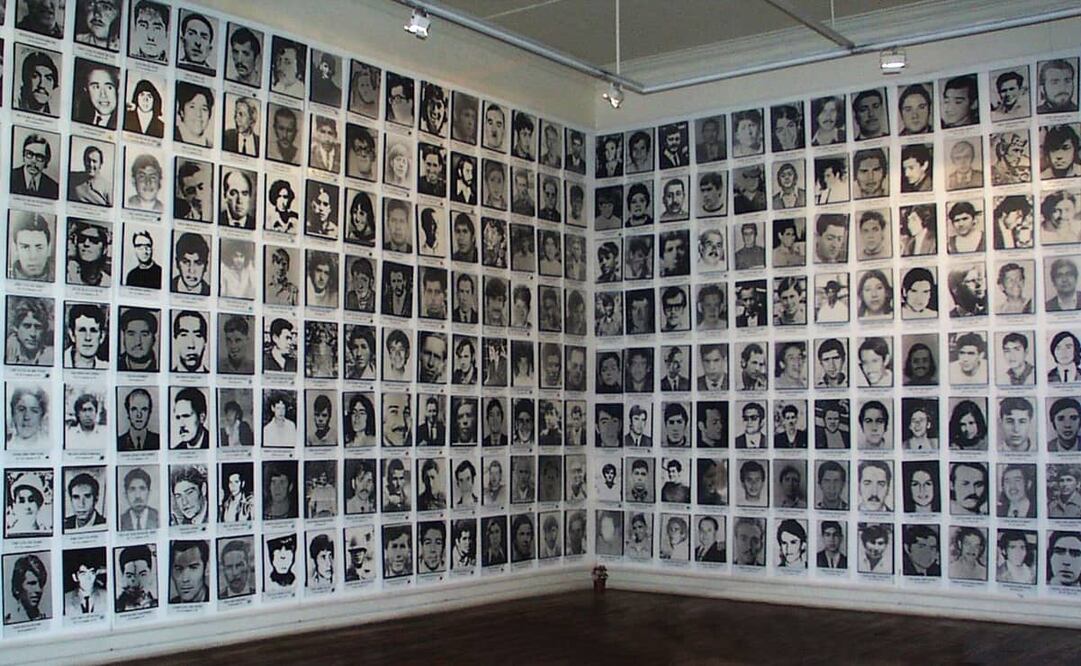 Muro de desaparecidos, exhibido en la Fundación Salvador Allende. Según la investigación Héctor y la odisea del cadáver de Víctor Jara, de Manuela Beltrán, la encomienda de identificar cuerpos en la morgue de Santiago se destinó primero a mujeres del Registro Civil, pero “no servían y se desmayaban frecuentemente”. Foto: Marjorie Apel/Wikimedia Commons.